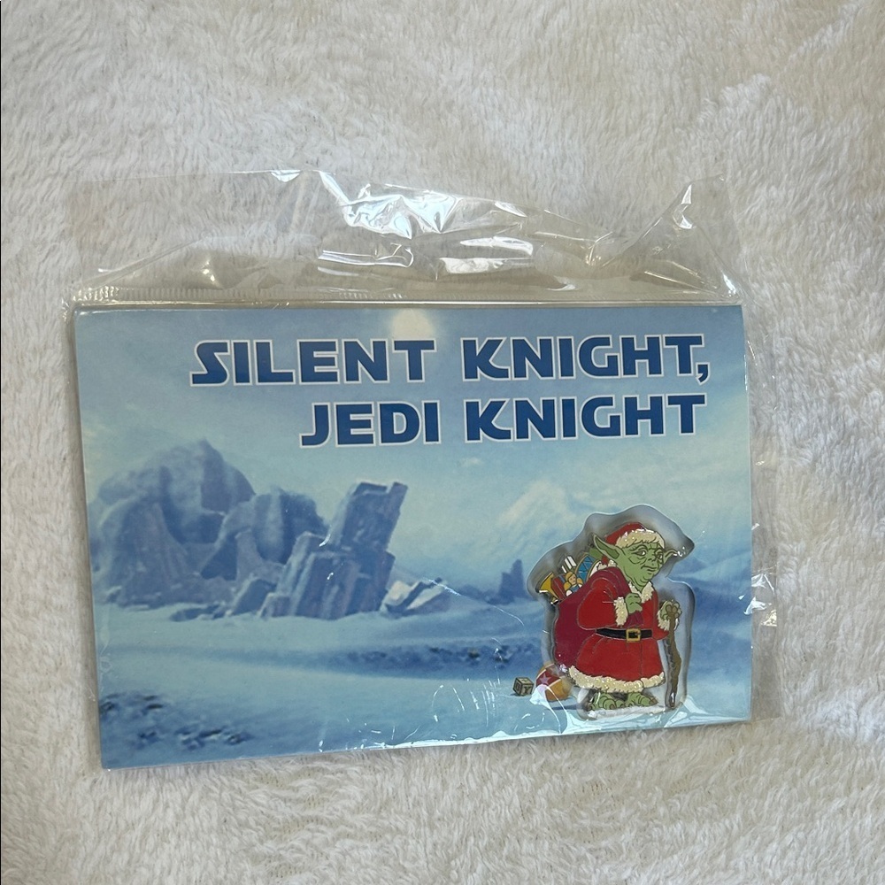 Disney Parks Collectible Star Wars Santa Jedi Yoda Pin NEW in Packaging - Picture 1 of 4